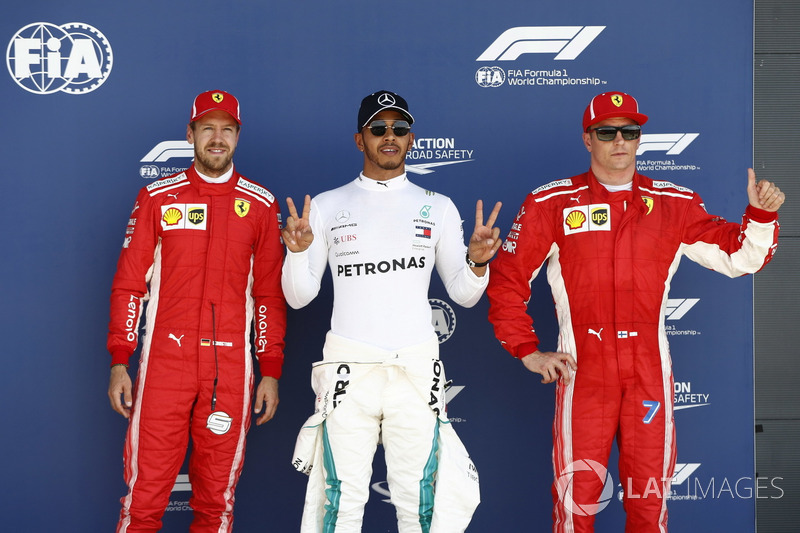 Sebastian Vettel, Ferrari, le poleman Lewis Hamilton, Mercedes AMG F1, et Kimi Raikkonen, Ferrari, après la qualification