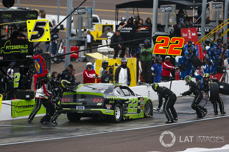 Brad Keselowski, Team Penske, Ford Mustang Fitzgerald Glider Kits pit stop