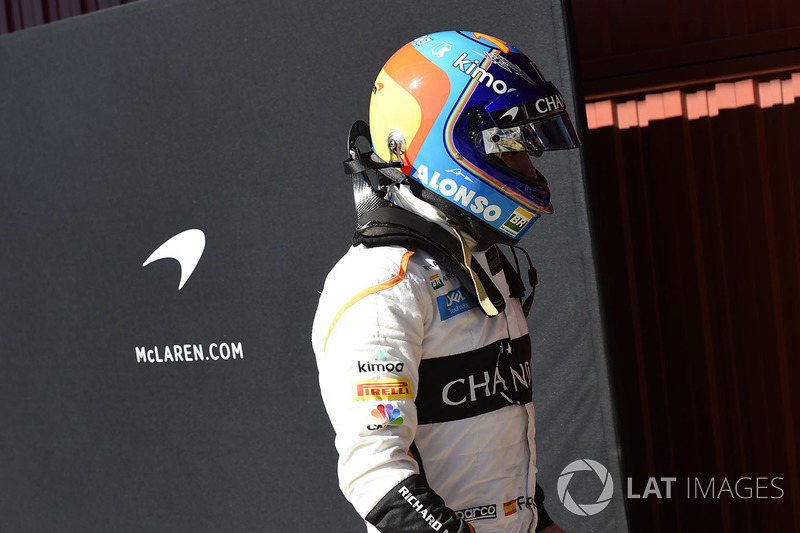 Fernando Alonso, McLaren regresa caminando a boxes