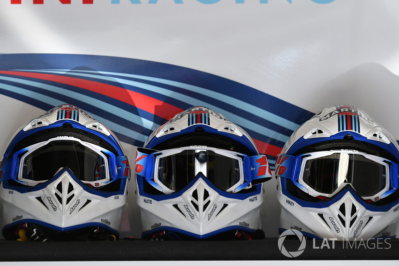 Mecánicos de Williams con sus cascos