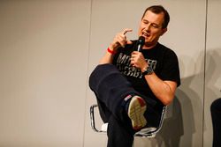 John McGuinness parla con Henry Hope-Frost sull'Autosport Stage