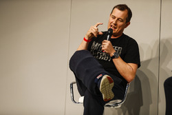 John McGuinness parla con Henry Hope-Frost sull'Autosport Stage