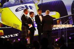Derek Warwick riceve un Award da Lando Norris e George Russell