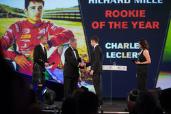 Chase Carey, voorzitter Formule 1 geeft de Rookie of the Year Award aan Charles Leclerc