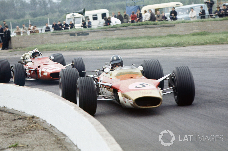 Graham Hill, Lotus 49B-Ford, precede Chris Amon, Ferrari 312