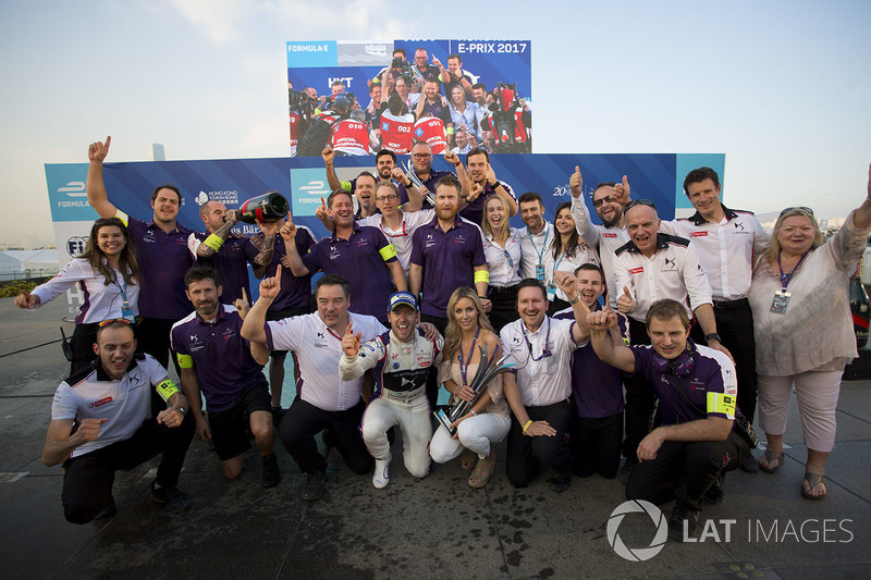 Ganador de la carrera Sam Bird, DS Virgin Racing y el equipo posan para la foto