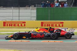 Max Verstappen, Red Bull Racing RB13, battles Sebastian Vettel, Ferrari SF70H, on the first lap