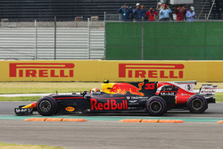 Max Verstappen, Red Bull Racing RB13, en lutte avec Sebastian Vettel, Ferrari SF70H