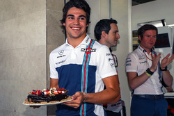 Temporada 2017 - Página 2 F1-mexican-gp-2017-lance-stroll-williams-with-birthday-cake-celebrates-his-19th-birthday-w