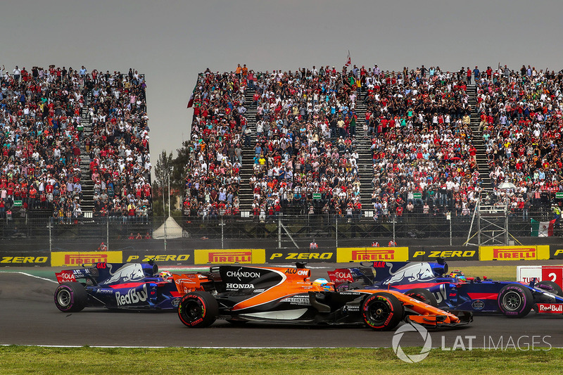 Fernando Alonso, McLaren MCL32 battles with Brendon Hartley, Scuderia Toro Rosso STR12 and Pierre Ga