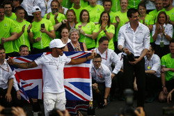 Campeón del mundo 2017 Lewis Hamilton, Mercedes AMG F1 con el equipo