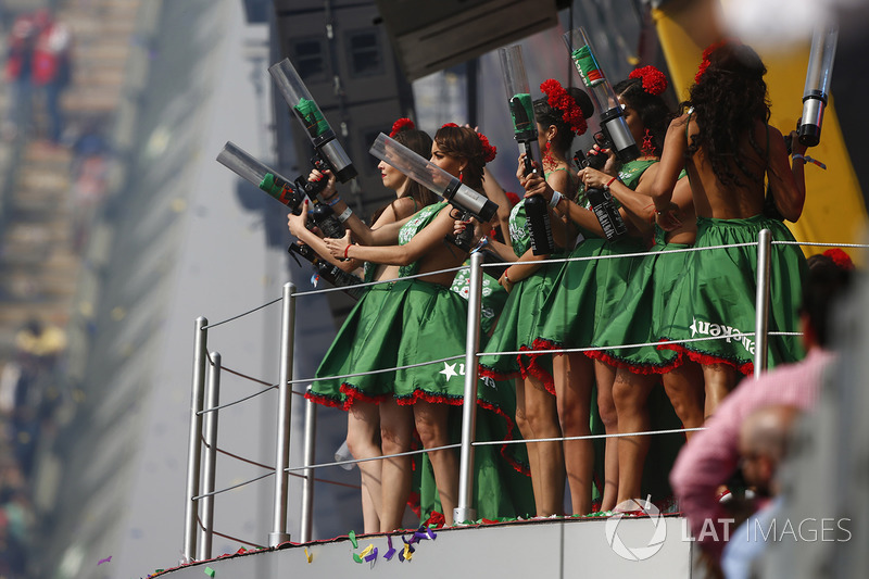 Chicas de la parrilla en el podium