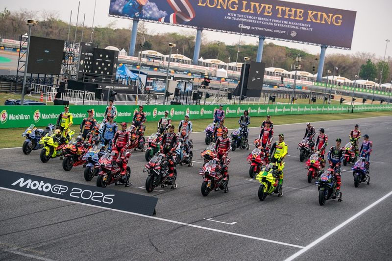 MotoGP-coureurs poseren voor een groepsfoto