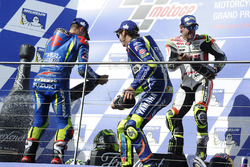 Подіум: Переможець гонки Кел Кратчлоу, Team LCR Honda, друге місце Валентино Россі, Yamaha Factory R
