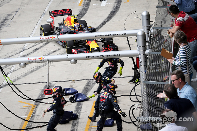 The Red Bull team not ready for the pit stop of Max Verstappen, Red Bull Racing RB12