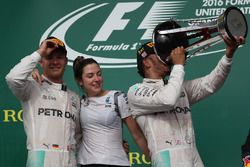 Podium: 1. Lewis Hamilton, Mercedes AMG F1 und 2. Nico Rosberg, Mercedes AMG F1