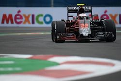 Jenson Button, McLaren MP4-31 with flow-vis paint