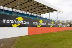 Motorsport.com logo langs de baan