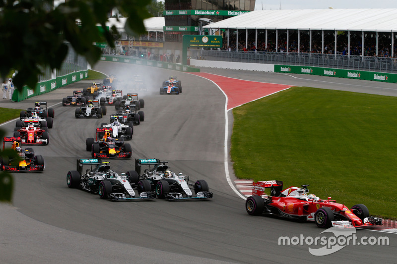 Lewis Hamilton, Mercedes AMG F1 W07 Hybrid and team mate Nico Rosberg, Mercedes AMG F1 W07 Hybrid at the start of the race