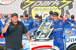 Ganador de la carrera Elliott Sadler, JR Motorsports Chevrolet