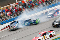 Ricky Stenhouse Jr., Roush Fenway Racing Ford, Kevin Harvick, Stewart-Haas Racing Chevrolet crash
