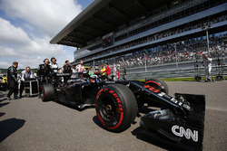 Jenson Button, McLaren MP4-31 en la parrilla