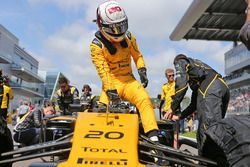 Kevin Magnussen, Renault Sport F1 Team RS16 on the grid