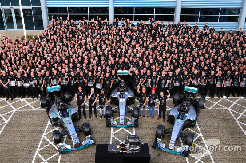 Il team Mercedes AMG F1 festeggia il terzo Mondiale Costruttori