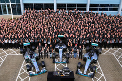 Il team Mercedes AMG F1 festeggia il terzo Mondiale Costruttori