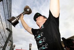 Race winner Nico Rosberg, Mercedes AMG F1 celebrates the Constructors' title with the team