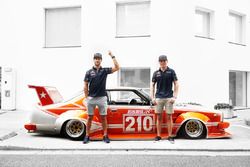 Daniel Ricciardo y Max Verstappen, Red Bull Racing conducen alrededor de Tokio en un coche de Bosozu