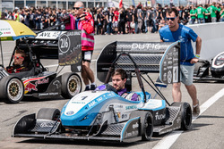 #001 FS Team Delft DUT16 en #216 Joanneum Racing Graz worden naar de FSG-opstelling geduwd