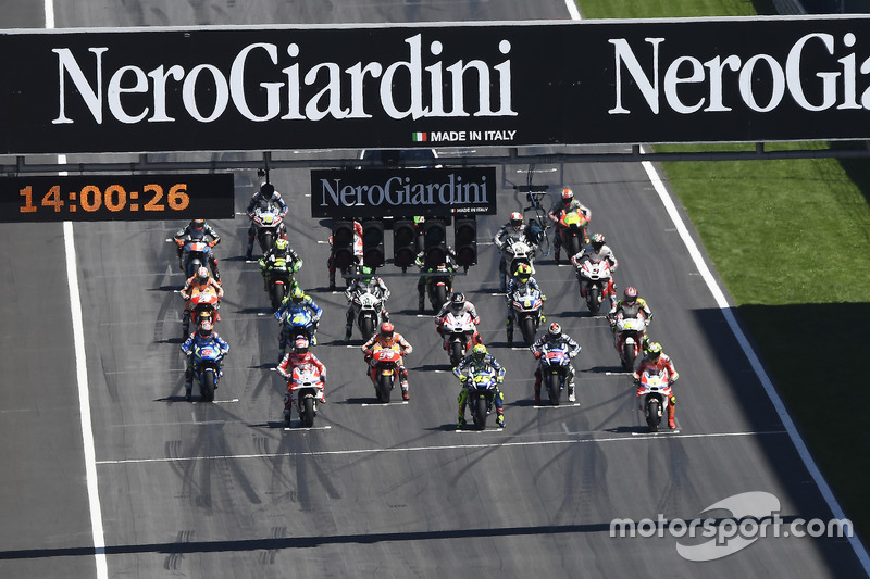 Start: Valentino Rossi, Yamaha Factory Racing, Andrea Iannone, Ducati Team on the front row