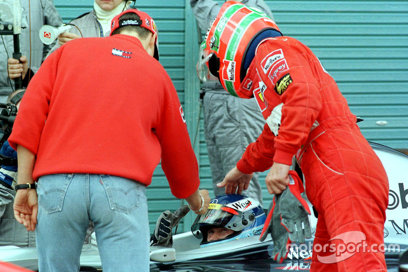 Erste Gratulanten für Weltmeister Häkkinen sind Schumacher und Irvine (2.)