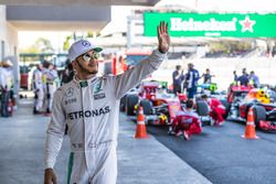 Lewis Hamilton, Mercedes AMG F1, fan celebran la Pole Position