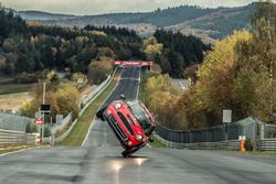 Yue Han rijdt op twee wielen op de Nordschleife