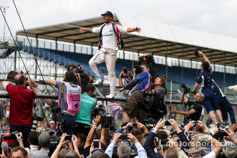 Il vincitore della gara Lewis Hamilton, Mercedes AMG F1 festeggia con i tifosi