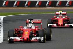 Sebastian Vettel, Ferrari SF16-H precede il compagno di squadra Kimi Raikkonen, Ferrari SF16-H