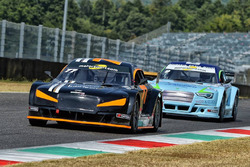 Le vetture schierate sulla pit lane
