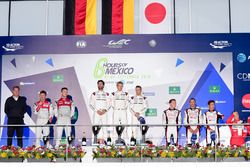 Podium: Sieger Timo Bernhard, Mark Webber, Brendon Hartley, Porsche Team; 2. Marcel Fässler, Andre L