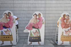 遠藤関”お姫様だっこ”パネルを楽しむモンテイロ、ビョーク、タルキーニ
