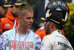Justin Bieber, cantante con Lewis Hamilton, Mercedes AMG F1 en el podio