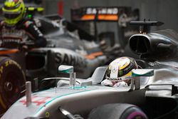 Il vincitore della gara Lewis Hamilton, Mercedes AMG F1 W07 Hybrid festeggia nel parco chiuso