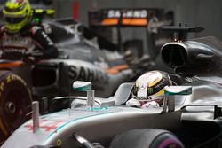 Ganador de la carrera Lewis Hamilton, Mercedes AMG F1 W07 Hybrid celebra en parc ferme