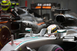 Il vincitore della gara Lewis Hamilton, Mercedes AMG F1 W07 Hybrid festeggia nel parco chiuso