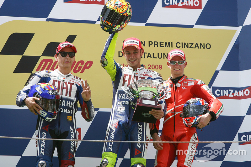 Podium: pemenang Valentino Rossi, Yamaha Factory Racing, peringkat kedua Jorge Lorenzo, Yamaha Facto