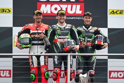 Podio: el ganador Tom Sykes, Kawasaki Racing Team, el segundo Davide Giugliano, Aruba.it Racing - Du