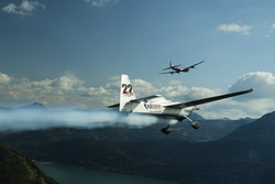 Hannes Arch, Red Bull Air-Race-Pilot, fliegt neben der Red Bull Douglas DC-6B