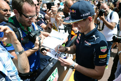 Max Verstappen, Red Bull Racing signs autographs for the fans