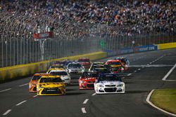 Start zu Segment 1: Kevin Harvick, Stewart-Haas Racing Chevrolet, und Kyle Busch, Joe Gibbs Racing T